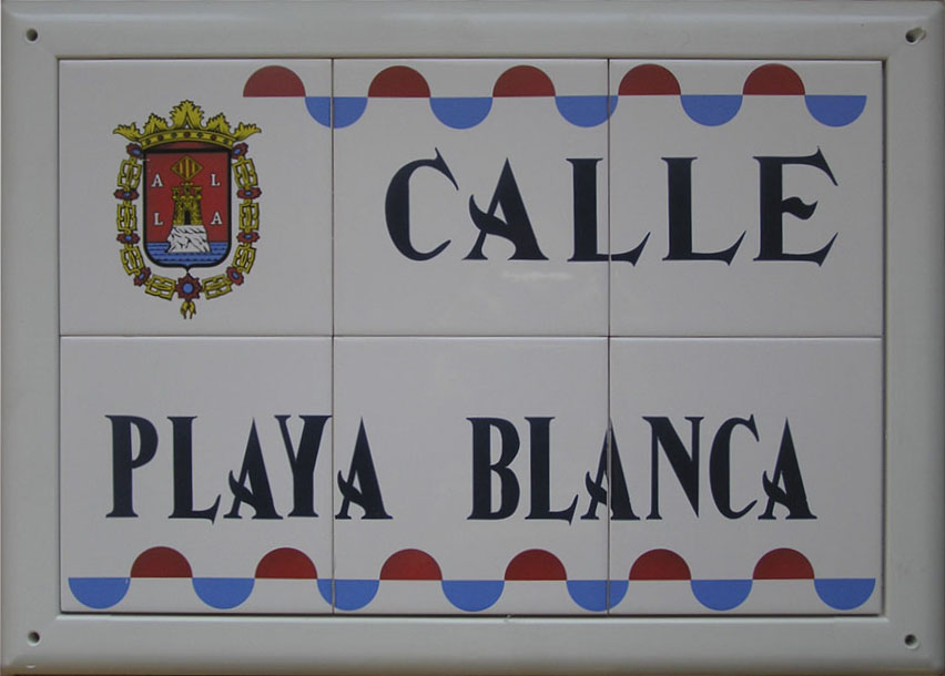 Rótulo de calle en cerámica con ondas bicolor (rojo y azul) en la parte superior e inferior