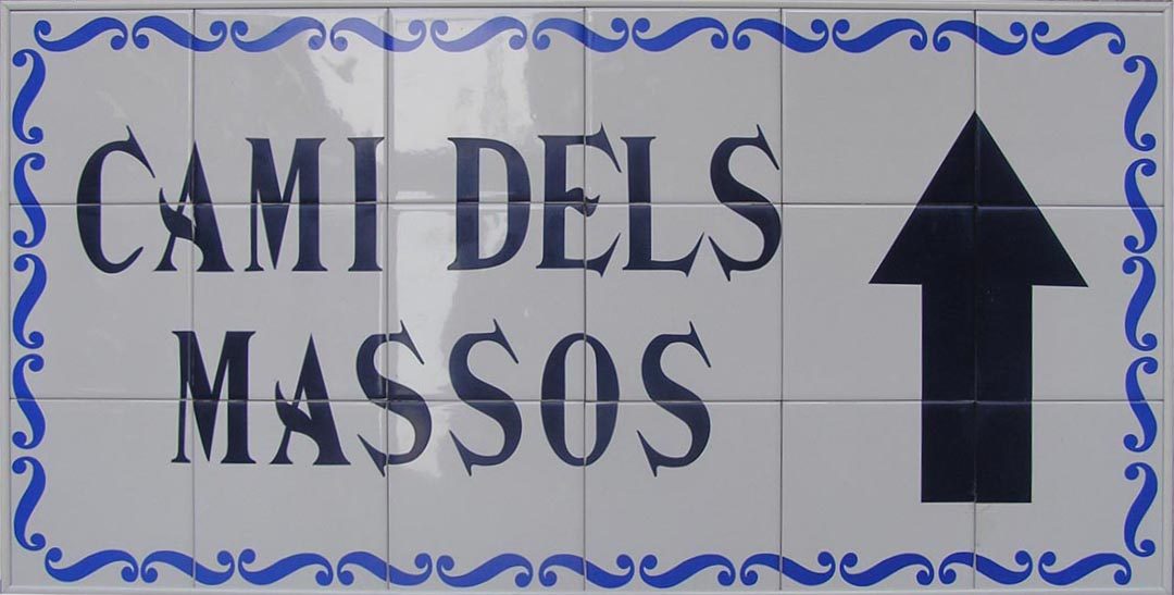 Señalética en cerámica para exteriores con decoración